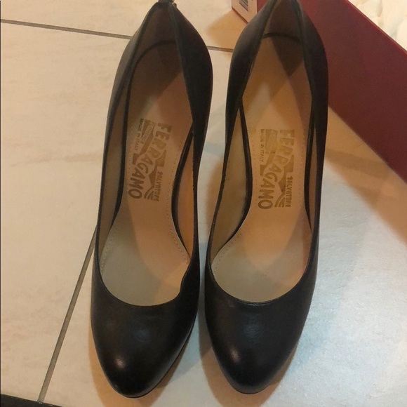 Salvador Ferragamo Heels! - Picture 4 of 9